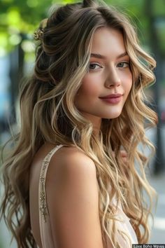 Embrace a carefree and romantic vibe with loose boho waves. This style is perfect for beach weddings or outdoor ceremonies. Beach Waves Bride Hair, Wedding Ceremony Hairstyles, Loose Beach Waves Wedding Hair, Wedding Hair Beach Waves, Loose Hairstyles Wedding, Hair With Beach Waves, Boho Wedding Updo, Simple Bride Hairstyles, Outdoor Wedding Hair