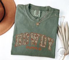 Vintage Comfort Colors® Halloween Shirt, Western Halloween Cow Shirt, Halloween Cowboy Shirt, Halloween Tee, Howdy Shirt, Hello Pumpkin Hi, thank you so much for shopping with us! ❤️ ◦ ◦ ◦ ◦ ◦ size and material ◦ ◦ ◦ ◦ ◦ ◦ Comfort Colors® Original Garment-Dyed T-shirt ◦ Unisex Adult T-Shirt ◦ Soft and comfy ◦ Garment-dyed and soft-washed for a comfortable vintage look and feel ◦ Relaxed fit ◦ 100% ring-spun cotton ◦ The way that we print our sweatshirts is Direct-to-Garment printing, meaning that the ink is printed INTO the shirt. This provides an extremely durable and professional look (not vinyl).  ❤️❤️ IF YOU WANT AN OVERSIZED LOOK PLEASE CHOOSE A SHIRT THAT IS 2 SIZES LARGER THAN YOUR USUAL SIZE  ◦ ◦ ◦ ◦ ◦ care instructions ◦ ◦ ◦ ◦ ◦ ◦ Machine wash: cold (max 30C or 90F) ◦ Do not bleac Howdy Pumpkin Shirt, Halloween Graphic T-shirt Relaxed Fit, Howdy Shirt, Halloween Cowboy, Halloween Cow, Vintage Western T-shirt, Retro White Halloween T-shirt, Western Style Cotton Graphic T-shirt, Western Halloween