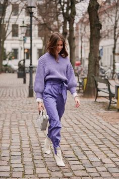 Purple Monochrome, Mode Purple, Copenhagen Street Style, Monochromatic Fashion, Colorful Outfits, Monochromatic Outfit, Monochrome Outfit, Purple Pants, Women Fashion Edgy