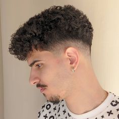 Medium Fade Curly Hair, Midfade Hairstyle Curly, Crew Cut Hair, Undercut Curly Hair, Taper Fade Curly Hair, Curly Hair Fade, Mens Haircuts Short Hair