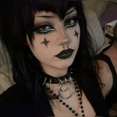 Gothic Makeup Ideas Eyeliner, Makeup Alt Goth, Alternative Eye Makeup Goth, Dramatic Eyeliner Goth, Gothic Eye Makeup, Goth Makeup Looks Trad, Goth Makeup Looks, Goth Eye Makeup, Graphic Makeup