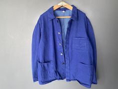 ( Vintage KEMPEL German Denim work jacket / made of cotton denim / three patch pockets / hidden button placket / great size , great condition ) Material : 100% Baumwolle/Cotton Size on tag : 54 Actual Measurement (laid flat) : - Shoulder to shoulder = 19" - Pit to pit = 24" - Length = 30" - Sleeve length (from shoulder) = 26" Condition : GREAT. One wash from deadstock condition. Indigo Cotton Outerwear With Buttoned Pockets, Blue Unstructured Denim Jacket With Pockets, Unstructured Blue Denim Jacket With Pockets, Unstructured Denim Blue Outerwear For Workwear, Blue Button-up Denim Jacket With Welt Pockets, Spring Workwear Outerwear, Pre-washed, Washed Blue Cotton Outerwear With Buttons, Denim Blue Utility Jacket With Patch Pockets For Work, Pre-washed Denim Outerwear For Workwear