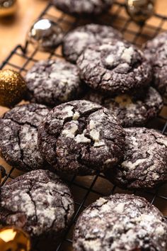 Chocolate cookies with powdered sugar on a cooling rack. Chocolate Cookies With Powdered Sugar, Fluff Cookies, Classic Christmas Cookies, Chocolate Christmas Cookies, Traditional Christmas Cookies, Chocolate Crinkle, Chocolate Crinkle Cookies, Chocolate Crinkles, Holiday Dessert Recipes