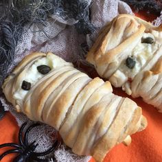 23 Halloween Potluck Ideas Cheese Stuffed Bell Peppers, Halloween Potluck Recipes, Coconut Curry Pumpkin Soup, Halloween Potluck Ideas, Halloween Themed Snacks, Halloween Potluck, Halloween Eats, Halloween Snack Mix, Sausage Stuffed Mushrooms