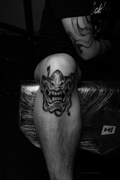 Oni Mask Knee Tattoo, Oni Knee Tattoo, Tattoo For Knee, Japanese Knee Tattoo, Cool Knee Tattoos, Top Of Knee Tattoo, Knee Tattoo Men, Knee Tattoo Design, Over Knee Tattoo