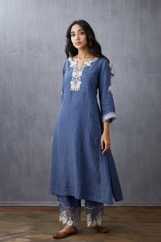 Kurta Pants, Classy Dresses, Kurta Neck Design, Cotton Kurti Designs, Kurti Neck Designs, Kurta Designs Women, Embroidery Suits Design, Embroidery Designs Fashion