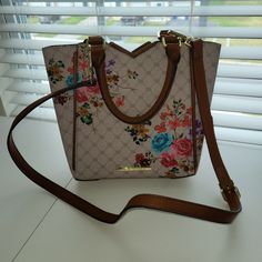 Steve Madden Cream Bjapan Floral Tote Double Inside Compartment With Center Zippered Pocket Msrp $78 Beige Floral Print Satchel Shoulder Bag, Beige Floral Print Crossbody Shoulder Bag, Elegant Floral Print Crossbody Shoulder Bag, Floral Print Formal Bags For Spring, Formal Floral Print Bags For Spring, Formal Floral Print Bag For Spring, Formal Spring Floral Print Bags, Chic Formal Bag With Floral Print, Chic Formal Bags With Floral Print