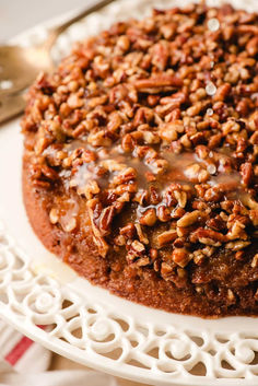 Pecan Upside Down Cake is an impressive holiday baking recipe that is so easy to make!  Made with a simple yellow cake and rich caramel pecan topping, this cake is perfect for holiday gatherings! It's the perfect addition to your dinner party recipes! Caramel Poke Cake, Pecan Upside Down Cake, Pecan Pie Cake, Homemade Pecan Pie, Recipe Printable, Praline Cake, Pecan Desserts, Recipe For Fall, Butter Pecan Cake