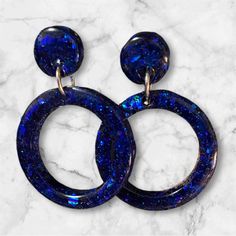 handmade resin earrings. lightweight! Diy Resin Projects, Resin Projects, Diy Resin, Resin Earrings, Resin Diy, Deep Blue, Jewelry Earrings Dangle, Dangle Drop Earrings, Dangle Earrings