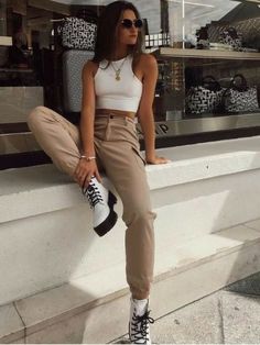 30 Timeless Outfit Ideas With White Combat Boots In 2022 - Hood MWR Spring Outfit Women, Tops For Women Casual, Chique Outfits, Trendy Fall Outfits, Doc Martens, Mode Inspiration, Outfit Casual, Looks Vintage