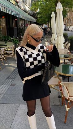 Winter Outfit Wednesday Outfit, Sweater Vest Outfit, Black And White Sweater, Neue Outfits, Elegante Casual, Looks Street Style, Vest Outfits, Mode Inspo, Moda Vintage