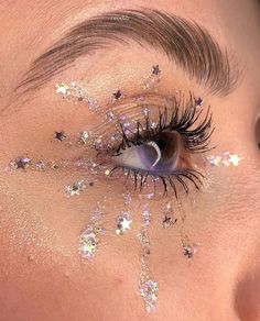 1,735 curtidas, 13 comentários - Dia de Beauté (@diadebeaute) no Instagram: “Bateu um desanimo aí? Tire alguns minutinhos para se divertir com seus produtos de maquiagem e…” Nye Glitter Makeup, Glitter Makeup Aesthetic, Glitter Bar, Beauty Station, Vegas Bachelorette, Rave Makeup, Work Makeup, Color Catalog, Make Up Inspo