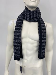 This anthracite colored Louis Vuitton wool scarf features an all over LV split signature print. Model: M70911 Size: 185 x 34 cm (L x W) Color: Anthracite / Gray-Black Material: 100% Wool Made in: Italy Condition: NEW with tags. Luxury Black Winter Scarves, Casual Black Wool Scarf, Luxury Black Scarf For Fall, Signature Print, Wool Scarf, Winter Scarf, Split, In Italy, Louis Vuitton