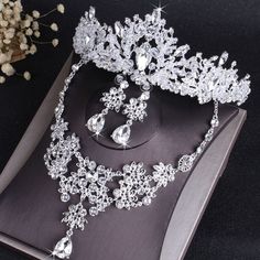 Metals Type: Zinc AlloyOrigin: CN(Origin)Gender: WomenMaterial: CRYSTALStyle: TRENDYIncluded Additional Item Description: Tiara Necklace Earrings SetJewelry Sets Type: Bridal Jewelry SetsFine or Fashion: FashionModel Number: tiaras and crownsItem Type: Jewelry SetsOccasion: WeddingShape\pattern: PLANTcrystal tiara: crystal tiaratiara: tiara and crownwedding hair accessories: wedding hair accessoriesjewelry: Bride Wedding Jewelry setbridal hair accessories: Bridal Hair Accessoryhair jewelry: Wome Wedding Dubai, Crowns And Tiaras, Tiara Necklace, Crystal Bridal Jewelry Sets, Accessories Bride, Wedding Jewelry Sets Bridal Jewellery, Accessories Elegant, Wedding Decor Photos, Bride Jewelry Set