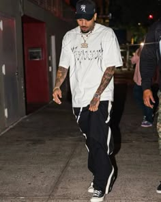 Chris Brown Street Style, Chris Brown Outfits 2024, Chris Brown Outfits Swag, Chris Brown Fits, Chris Brown 2024, Brown Joggers Outfit, Converse Outfit Men