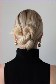 Today’s how to easy hairstyle is a beautiful sleek low bun hair tutorial. This easy updo hairstyle is the perfect modern wedding hairstyle, wedding guest hairstyle, bridal hairstyle, bridesmaid hairstyle, prom hairstyle, or for everyday. This sleek updo if perfect for long hair and medium length hair. I love how unique and different this hairstyle is, yet simple and easy to recreate. For more hair inspiration I linked my most popular up-dos below. How to recreate this sleek figure 8 low bun hair tutorial: • For a smooth finish apply a mix of gel and Moroccanoil Treatment Light throughout your crown. • Smooth hair into a low ponytail with a soft bristle brush. • Apply a generous amount of the gel oil mix to the entire length of your ponytail. • Begin tightly twisting your ponytail clockwise How To Do Low Bun Hairstyles, Unique Hair Updos, Figure 8 Hairstyle, Medium Length Hair Ideas Hairdos, Easy Up Do Medium Hair, Different Updo Hairstyles, Low Bride Bun, Updo Very Long Hair, Simple Updos For Medium Hair Wedding Guest