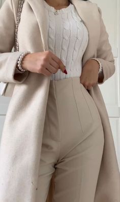 40 peças essenciais para você ter no seu guarda-roupa. Elegantes Outfit Damen, Professional Outfits Women, Chique Outfits, Stylish Work Attire, Classy Work Outfits, Work Outfits Women