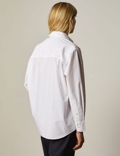 Crisp poplin shirt
 100% cotton
Oversized cut based on a men's shirt
 Shirt collar
 Beveled cuffs with button placket
 Rounded hem with shirttail and hem gussets
 Shoulder yoke with two flat pleats

 REF: 07FCHDELINAXCO1217
 Size: XS, S, M, L Oversized Formal Shirt With Concealed Placket, White Oversized Poplin Shirt, Oversized White Poplin Shirt, Relaxed Fit Poplin Shirt With Button Cuffs, Oversized Classic Shirt With Fold-down Collar, Classic Oversized Shirt With Fold-down Collar, Oversized Classic Shirt With Fold Down Collar, Classic Oversized Shirt With Fold Down Collar, Poplin Shirt With Button Closure For Daywear