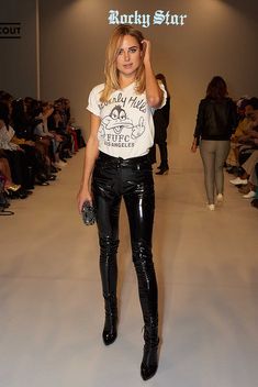 Vinyl Trousers, Vinyl Pants, Leather Leggings Fashion, Vinyl Fashion, Kimberley Garner, Vinyl Leggings, Vinyl Clothing, Model Outfit, Shiny Pants