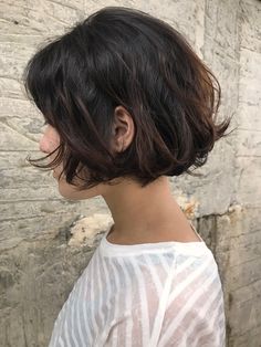 French Bob Split Dye, Dark Chin Length Hair, Jaw Length Bob Thick Hair, Funky Bob Haircut, French Bob Layered, Dark Academia Short Hair, Layered Chin Length Bob, Chin Length Hair Round Face, French Bob No Bangs