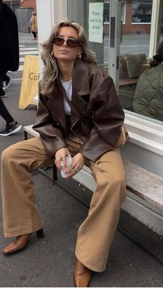 Fall/ winter outfit inspiration   • Leather jacket   • Brown outfit   • Street style   • Ootd Looks Pinterest, Skandinavian Fashion, Leather Jacket Outfits, Brown Pants, Vintage Leather Jacket, Outfit Inspo Fall, Mode Vintage