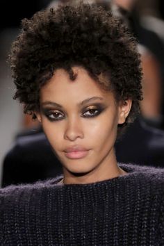 Fall's beauty trends are the opposite of no-makeup makeup: electric eyeshadow swept across the eyes, berry lipsticks smeared over lips, and metallic pigments applied with the finesse of a Renaissance painter. Mekap Mata, Metallic Makeup, Makeup 2017, Smink Inspiration, Runway Makeup, Brandon Maxwell, Winter Makeup, Creative Makeup Looks, Makeup For Black Women