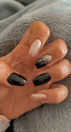 Black Gold Christmas Nails, Black Nails Winter, New Year’s Nails, Black White And Gold Nails, New Year Nails Black, Christmas And New Year Nails, Christmas Nails Black, Dec Nails, Black Christmas Nails