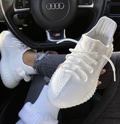 White Nike Shoes Womens, Kasut Nike, White Sneakers Outfit, Sneaker Outfits, Sneaker Trend, White Sneakers Men, White Nike Shoes, White Tennis Shoes