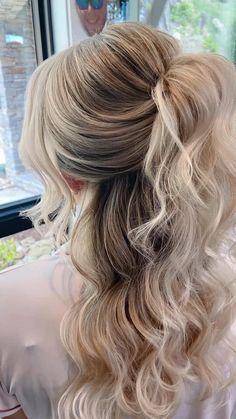 Prom Hair For Sweetheart Neckline Style, Princess Prom Hairstyles, Prom 2023 Hairstyles, Hairstyles For Grad, Prom Hairstyles For Thick Long Hair Half Up Half Down, Prom Hairstyles Down For Medium Hair, Pony Hoco Hair, Cinderella Prom Hair, Hair Styles For Prom Medium Length