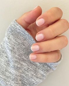 Micro French Manicure 💅🏻 la tendenza minimalista della primavera 2022 🌸 Short Micro French Nails, Micro Manicure French, Pastel Micro French Nails, Micro French Manicure Short Nails, Micro French Tip Nails, Micro French Dip Manicure, Glitter Micro French, French Manicure Short, Pink Micro French Manicure