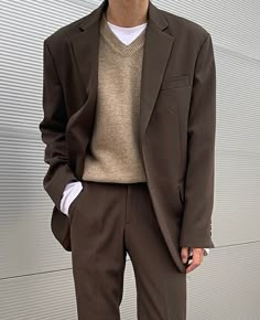 Law School Outfit Men, Business Casual Androgynous, Light Academia Guy Outfits, Mens Business Casual 2023, Masc Business Casual Women, Formal Dark Academia Outfit Men, Business Casual Men Aesthetic, Lawyer Outfit Men, Academia Outfits Men