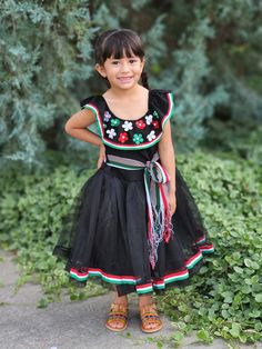 Preservando nuestra cultura Mexicana este vestido es muy hermoso porque contiene los tres colores patrios. Table de medidas. Tallas 2t a 3T Chest:20 Lenght:25" Talla 4t a 5t Chest 22" Lenght:26" Talla 6T Chest 26" Lenght 28" Talla 8T Chest: 28" Lenght: 30" Mexico Dress, Sweet Pictures, Sweet Pic, Gif, Dresses