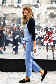 Suspenders Casual, Veronika Heilbrunner, Denim Suspenders, Distressed Overalls, Moda Denim, Black Tees, Flat Pumps, Denim Dungarees, Black Overalls