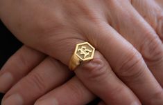 Custom Signet Ring, Hexagon Signet Ring, Old English Font Silver Ring, Custom Family Crest Ring, For Men, Women ---● P R O D U C T - D E S C R I P T I O N ●--- MATERIAL -Silver, Gold, Rose Gold -RING FACE 12mm (0,47inch) -All the products you order will be prepared conscientiously and shipped to you. PRODUCT DETAILS -I can engrave your family crest, your college logo, or any other image or initials on an oval signet ring that you request. -Please contact me for your engraving logo and special dr Trendy Watches Women, Mens Custom Jewelry, Family Crest Ring, Ring Hexagon, Family Crest Rings, Custom Signet Ring, Hexagonal Ring, English Font, Old English Font