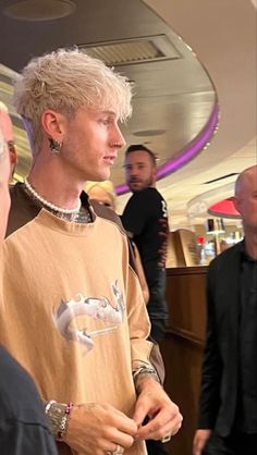 Mgk Hairstyle, Mgk Haircut, Mgk Hair, Teen Guys Haircuts, Masculine Female, Gay Haircut, Bleached Hair Men, Male Masculine, Guys Haircuts