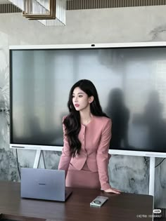 Korean Business Woman Aesthetic, Korean Office Aesthetic, Ceo Girl Outfit, Korean Corporate Attire, Japanese Business Woman, First Lady Outfits, Ceo Girl, Beautiful Gown Designs, Business Chic Style