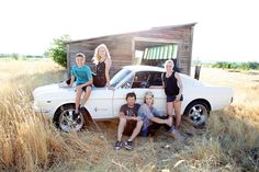 LOVE this posing AND the car and the beautiful family AND the lighting! Old Car Family Photoshoot, Bike Senior Pictures, 50s Family, Family Photos Poses, Car Photo Ideas, Team Photo Ideas, Photos For Couples, Car Shoot