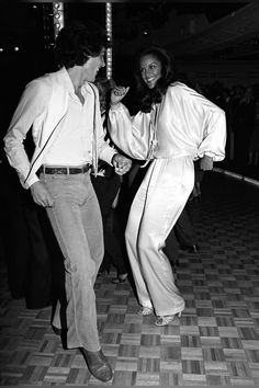 Studio 54 // Jonathan Soresi and Jayne Kennedy on the dance floor during the “Somebody Killed Her Husband” preview afterparty to benefit the Association for a Better New York at Studio 54 in 1978 Studio 54 New York, Studio 54 Photos, Studio 54 Fashion, Studio 54 Outfits, Studio 54 Party, Disco 70s, Vintage Disco, Disco Fashion, Fashion 1970s