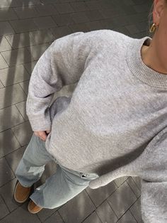 Youthful Professional Outfits, Clean Copenhagen Style, Stokholm Girl Outfit, Light Grey Crewneck Outfit, Basic Outfits For School Casual Simple, Grey Crew Neck Outfit, Loose Blouse Outfit, Stockholm Lifestyle, Stockholm Style Outfits