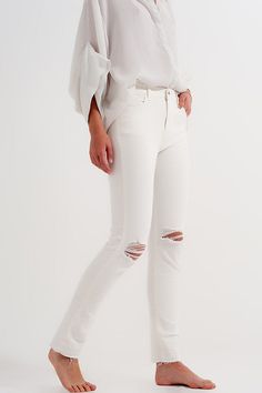 The Frances Housman Jeans feature a frayed tapered hem with a ripped knee! These have the perfect amount of stretch and hit right at the ankle. Everyone needs a good pair of White Jeans for the summer!! *Final Sale* *Size Runs Small* Size up if you are between sizes. The model is wearing size S. Model is: 32-24-35 Height: 5'9' 55% Cotton 43% Viscose 2% Elastane Skinny Fit. EUR Sizing US Number Size Marked Rise: Regular Waist. Length: Ankle-Length. Types Of Jeans, Dressy Sandals, Frayed Hem Jeans, Stretch Denim Fabric, Hem Jeans, Denim Jacket Men, Oversized Top, Blazer Coat, Denim Fabric