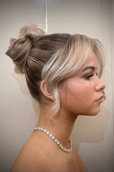 This casual yet polished updo has a loosely coiled bun resting on top, making for a laidback but polished look. Sections of hair are intentionally left out framing the face, adding a hint of charm and gentleness to the overall vibe. The blonde layers with depth accentuate the texture and fullness, creating a - Click to see more of Get Inspired by These 27 Stunning Updo Hairstyles from Every Angle and follow us for more hairstyle ideas. // Photo Credit: Instagram @carlamacklehairstylist Middle Part Updo, Polished Updo, Elegant Top Knot, Casual Updo, Updo Ideas, High Bun Hairstyles, Blonde Layers, Easy Hair Updos