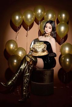 Leather Birthday Photoshoot, Black Gold Photoshoot, Gold And Black Birthday Photoshoot, Black And Gold Birthday Outfit For Women, Black And Gold New Years Outfit, Black And Gold Photoshoot Ideas, Gold And Black Photoshoot, Black And Silver Photoshoot Ideas, Gold Photoshoot Birthday