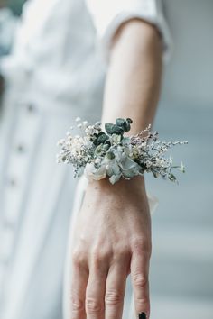 Light blue, ivory, soft pink and greenery tones. This comb contains ONLY PRESERVED MATERIALS: preserved eucalyptus, preserved hydrangea and other preserved materials and wire. Therefore, it should be handled with care. The most risky is the rose which may be changed on demand for an artificial. What are preserved plants and flowers? https://www.etsy.com/shop/LaviAccessories#faq You can combine it with other items from the ARIANA series: - buttonhole: https://etsy.me/2E0ixdk - bracelet: https://e Corsage Making, Bridesmaids Floral, Ivory Bouquet Wedding, Preserved Hydrangea, Preserved Eucalyptus, Boho Wedding Flowers, Floral Comb, Bride Floral, Light Blue Flowers