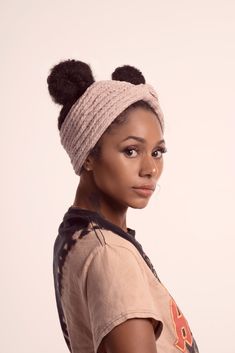 Imagine sipping hot cocoa in a ski resort with a headband that keeps you stylish & your ears warm. Our Après Ski Headband ensures that you're comfy while holding your hair back for heavy-duty activities. You'll look extra stylish & warm for the holidays. ‣ Size & Dimensions - 18 x 5 inches (Diameter) ‣ Comfortable to wear - Designed in the softest cotton & merino wool material, designed to regulate heat. ‣ Various styling techniques - Suitable for styling your hair up or down, you'll have no tro Short Hair Winter, Ski Headband, Hair Accessories Tutorial, Hair Winter, Velvet Knit, People Reference, Cute Natural Hairstyles, People References, Face References