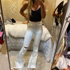 White High Waisted With Stretchy Waist Band. Fitted Look Size Small. Bought From Vestique Boutique. White Jeans Aesthetic, 70s Outfits Women, White Bell Bottoms, High Waist Flare Pants, Cutest Clothes, Flair Jeans, 70s Women, 70s Outfits, Denim Color