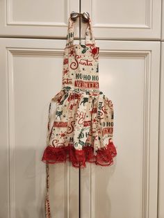 High quality christmas vintage style  apron for kids. Hand made with care. Apron For Kids, Vintage Style Aprons, Lace Apron, Christmas Aprons, Kids Apron, Vintage Santa, Christmas Vintage, Vintage Santas, Linen Apron