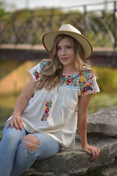 This Beautiful Hand embroidered blouse has a unique and Mexican inspired Floral design. The blouse is a fresh linen embroidered with cotton string by a Mexican Artisan. Note: Shoes and Jewelry modeled may be purchased here: Shoes: https://www.etsy.com/es/listing/828873953/zapato-artesanal-de-plataforma-zapato?ref=listings_manager_grid Filigrana Earrings: https://www.etsy.com/es/listing/637147293/filigrana-redonda-filigrana-clasica?ref=listings_manager_grid Traditional Spring Blouse With Machine Embroidery, Embroidered Linen Folk Tops, Folk Style Embroidered Linen Top, Folk Style Linen Top With Floral Embroidery, Summer Casual Peasant Top With Intricate Embroidery, Bohemian Tops With Machine Embroidery, Peasant Blouse With Floral Embroidery For Vacation, Spring Folk Style Tops With Machine Embroidery, Bohemian Blouse With Multicolor Embroidery For Summer