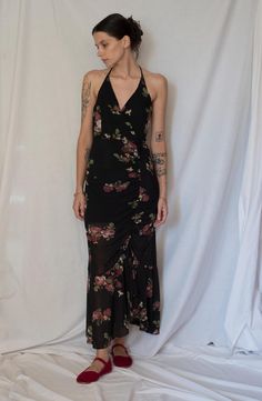 1990s Floral Mesh Halter Asymmetrical Ruffled Maxi Dress in Black  Lined Ruched side V neck and halter tie Best shape and fit, so flattering Love this print and colors  Excellent condition Fits : S-M (UK 8-10) (model wearing XS) Material : No tags feels like polyamide Summer V-neck Maxi Dress With Cutout Back, Black V-neck Maxi Dress With Back Opening, Black V-neck Maxi Dress With Patchwork, 90s Floral Dress Grunge, Black V-neck Lace Patchwork Dress, 1990s Dress, Ruffled Maxi Dress, Style Expert, Sewing Clothes