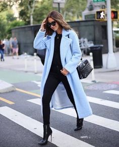 Blue Coat Outfit Winter, Mode Over 50, Blue Sweater Outfit, Mantel Outfit, Winter Coat Outfits, Classy Winter Outfits