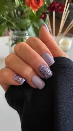 Shellac Polish Ideas, Current Nail Trends 2023 Spring, Shirt Purple Nails, Acrylic Nails Ideas Summer 2023, Short Nails Ideas Sparkle, Spring 2023 Gel Nails, Late August Early September Nails, Lavender Gray Nails, Nails Dip Ideas